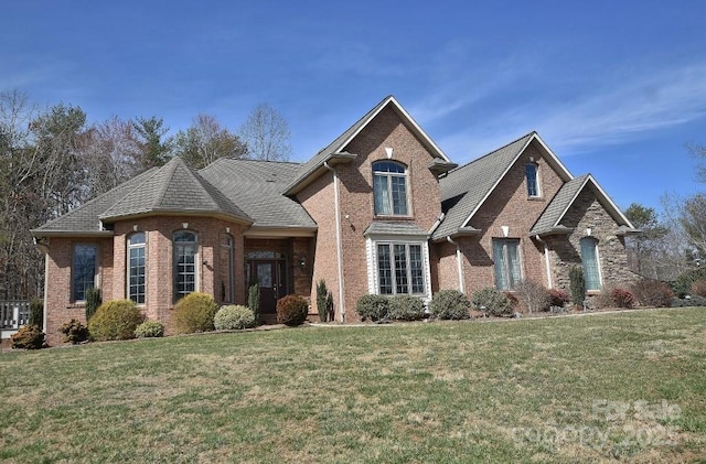 view of front of property featuring brick siding and a front lawn