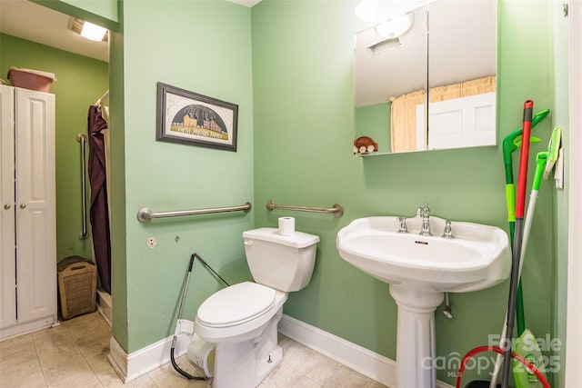 full bath featuring baseboards, tile patterned floors, toilet, and a shower with curtain