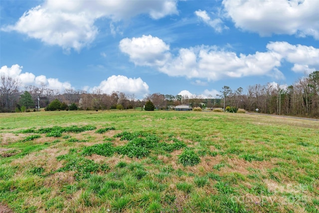 view of yard featuring a rural view