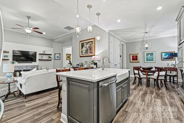 kitchen with visible vents, crown molding, gray cabinets, stainless steel appliances, and a sink