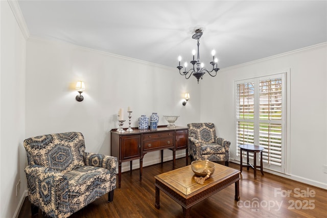 living area featuring an inviting chandelier, wood finished floors, and crown molding