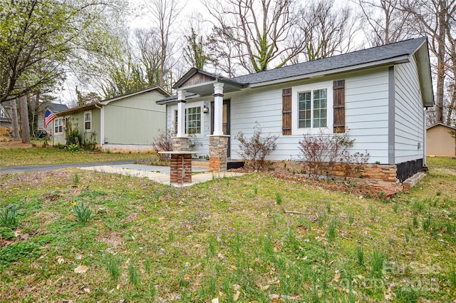 single story home with a front yard