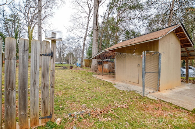 view of yard with an outdoor structure