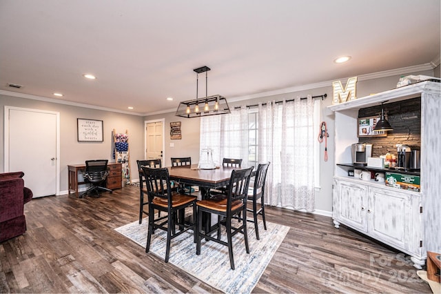 dining area featuring recessed lighting, baseboards, dark wood-style floors, and crown molding