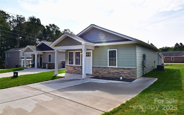 craftsman inspired home with a front lawn and stone siding