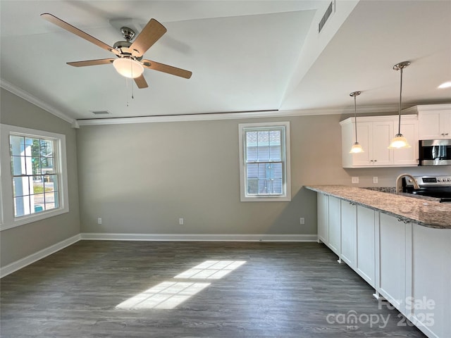 kitchen with a sink, stainless steel appliances, visible vents, and ornamental molding