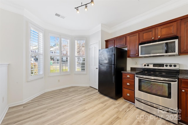 kitchen with light wood-type flooring, visible vents, dark countertops, appliances with stainless steel finishes, and crown molding