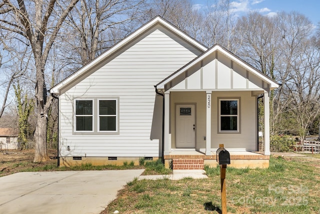 view of front of house featuring crawl space and a porch