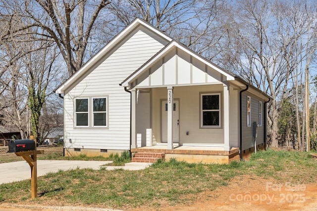 view of front of property featuring crawl space and a porch