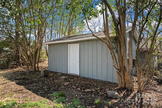 view of outdoor structure featuring an outbuilding