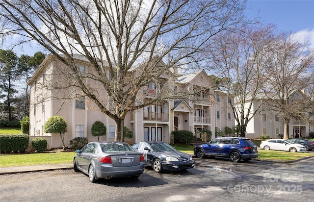 view of front facade featuring uncovered parking and a residential view