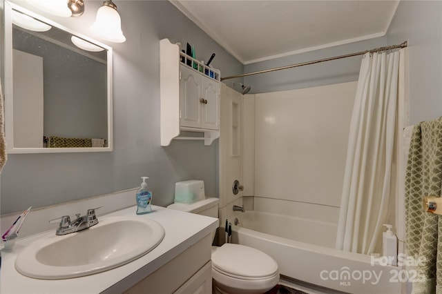 bathroom featuring shower / bath combo with shower curtain, toilet, vanity, and crown molding