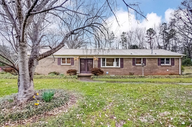 ranch-style house featuring a front lawn and brick siding