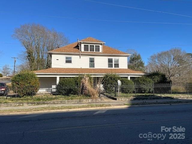 view of front of home featuring a fenced front yard