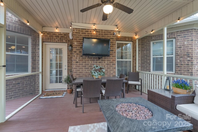 exterior space with outdoor dining area and a ceiling fan