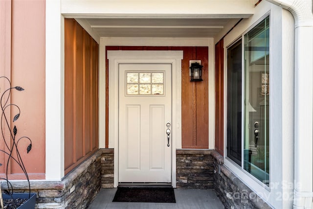 entrance to property featuring covered porch