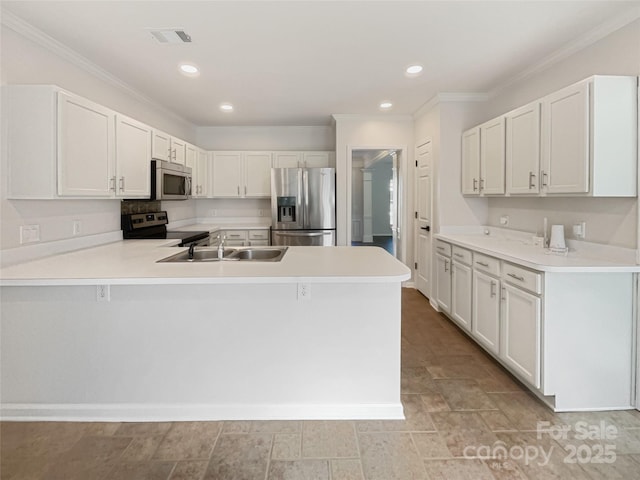 kitchen with visible vents, a sink, stainless steel appliances, a peninsula, and light countertops