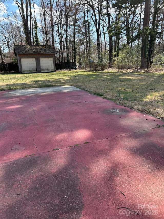 view of yard featuring a garage and an outdoor structure