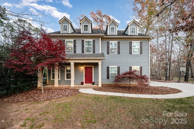 view of front facade featuring a porch and a front yard