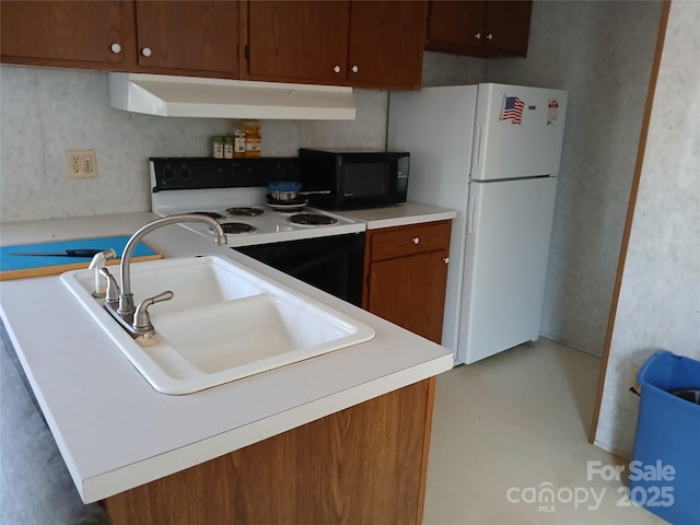 kitchen featuring freestanding refrigerator, a sink, electric range oven, black microwave, and under cabinet range hood