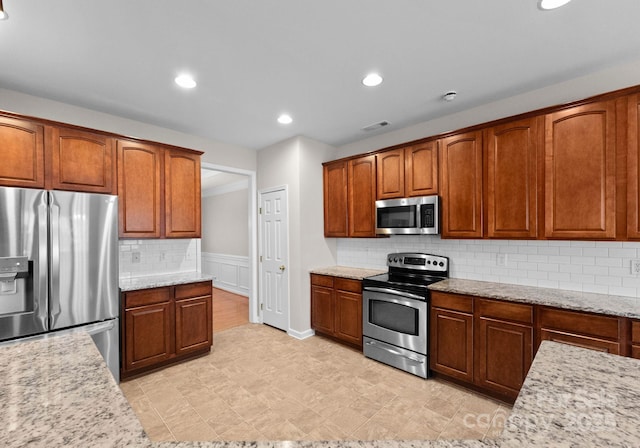 kitchen with tasteful backsplash, visible vents, recessed lighting, and appliances with stainless steel finishes