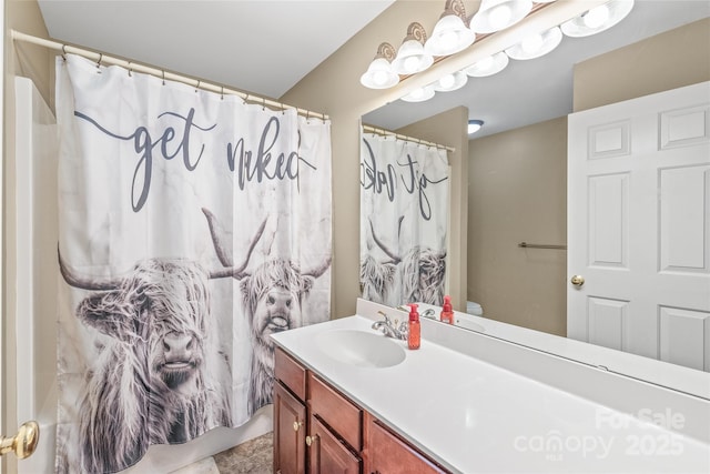 full bathroom featuring curtained shower, vanity, and toilet