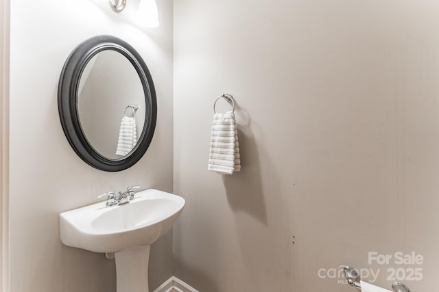 bathroom featuring a sink