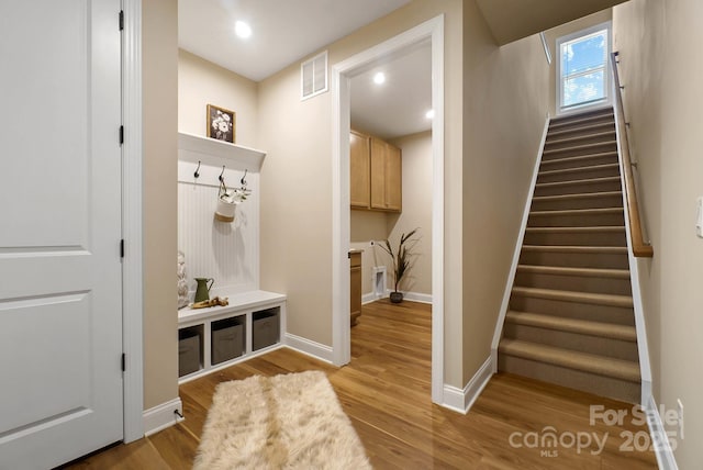 mudroom with light wood-style flooring, recessed lighting, visible vents, and baseboards