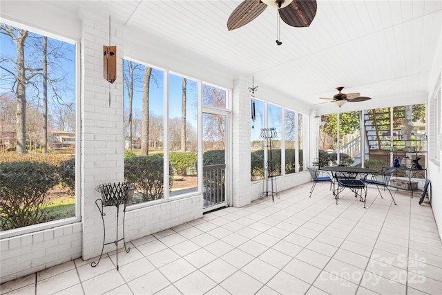 sunroom with ceiling fan