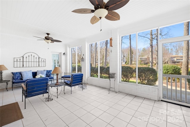 sunroom with ceiling fan