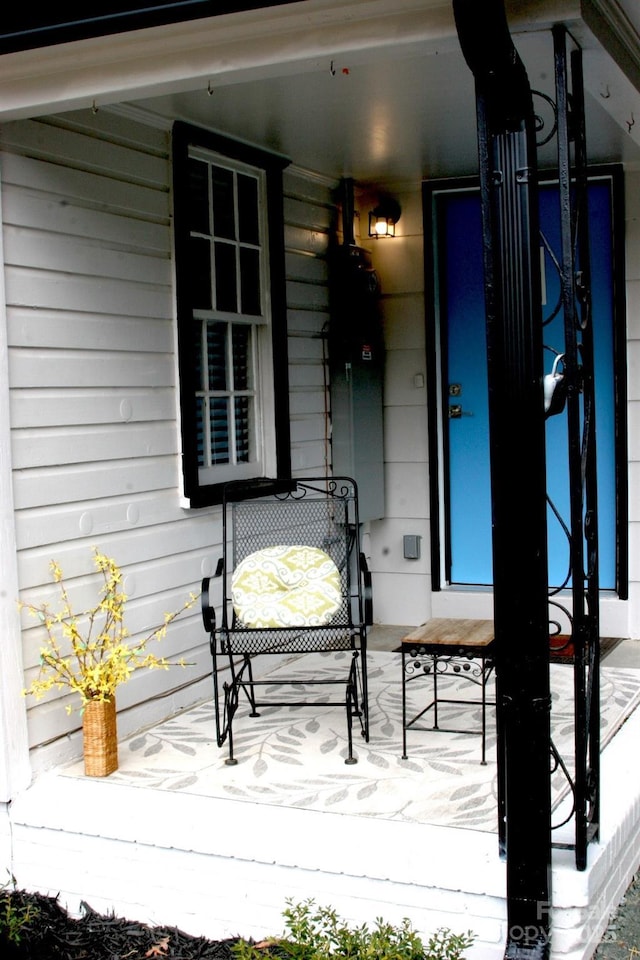 doorway to property with covered porch