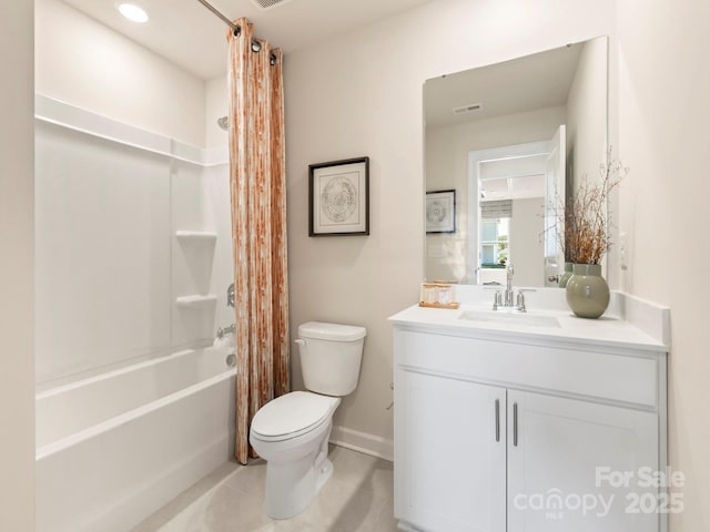 full bathroom featuring visible vents, shower / bath combo with shower curtain, toilet, baseboards, and vanity