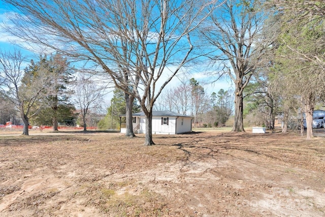 view of yard featuring an outbuilding