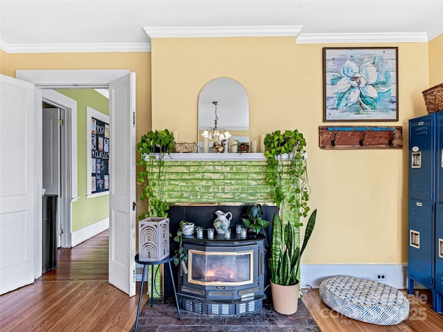 living room featuring baseboards, crown molding, an inviting chandelier, and wood finished floors