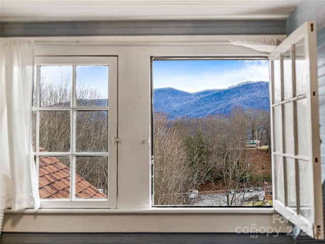 doorway to outside with a mountain view