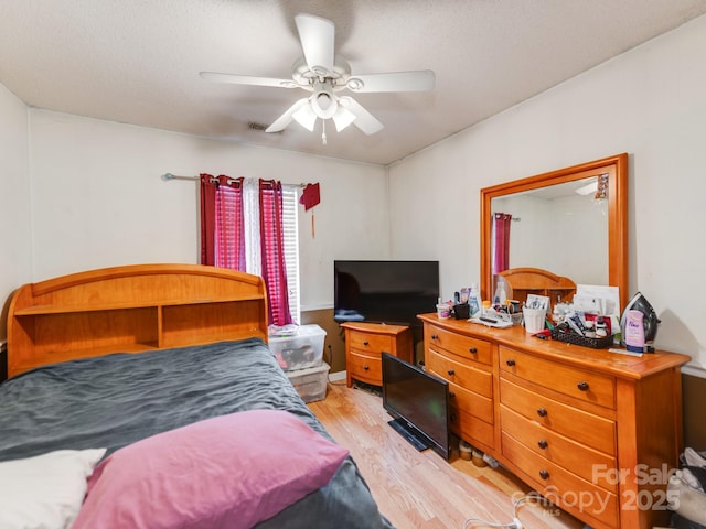 bedroom with light wood-style flooring and a ceiling fan