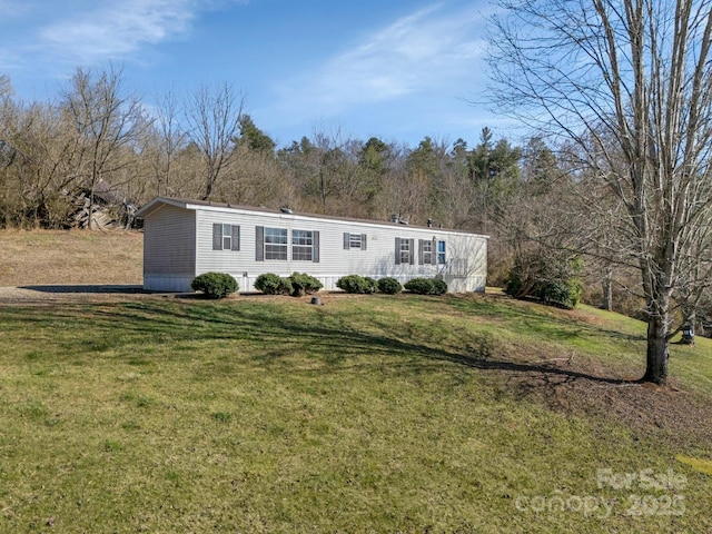 view of front of property featuring a front lawn