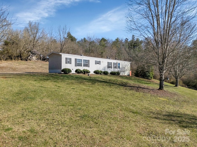 manufactured / mobile home with a front yard