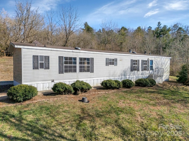 view of front of home featuring a front lawn