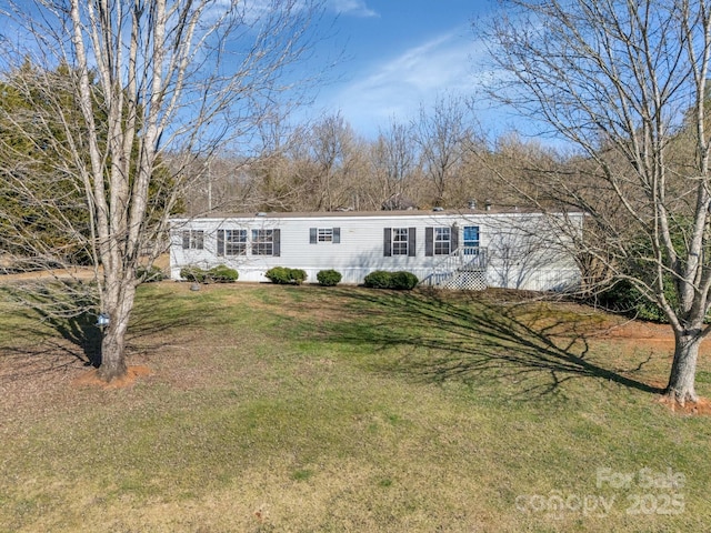 manufactured / mobile home featuring a front lawn