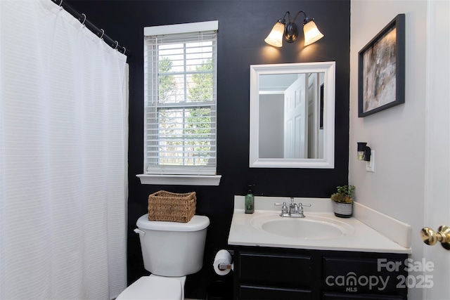 full bath featuring a shower with curtain, toilet, and vanity