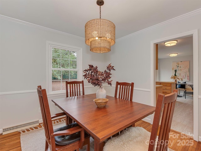 dining room featuring light wood-type flooring, visible vents, a notable chandelier, and crown molding