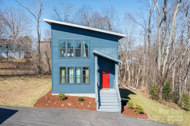 view of front of home with a front lawn