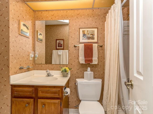 full bathroom featuring curtained shower, toilet, vanity, and wallpapered walls