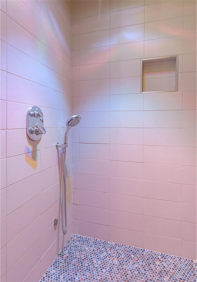 bathroom featuring tiled shower