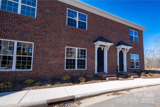 view of front facade featuring brick siding