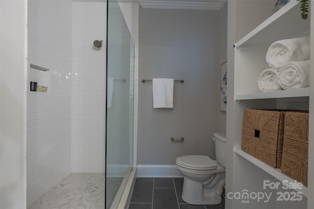 full bath with toilet, a tile shower, crown molding, tile patterned flooring, and baseboards