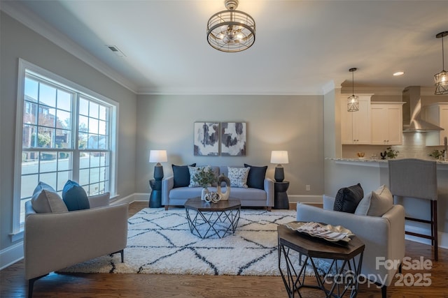 living room featuring visible vents, crown molding, and baseboards