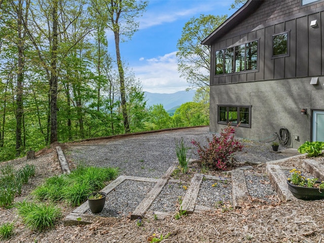 view of yard featuring a mountain view