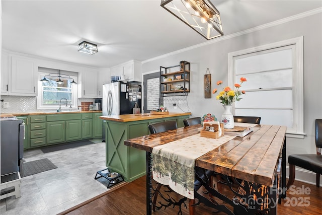 dining area featuring crown molding and light wood-type flooring